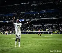 利物浦赛前列队欢迎维尼修斯，尊重对手尽显风度！